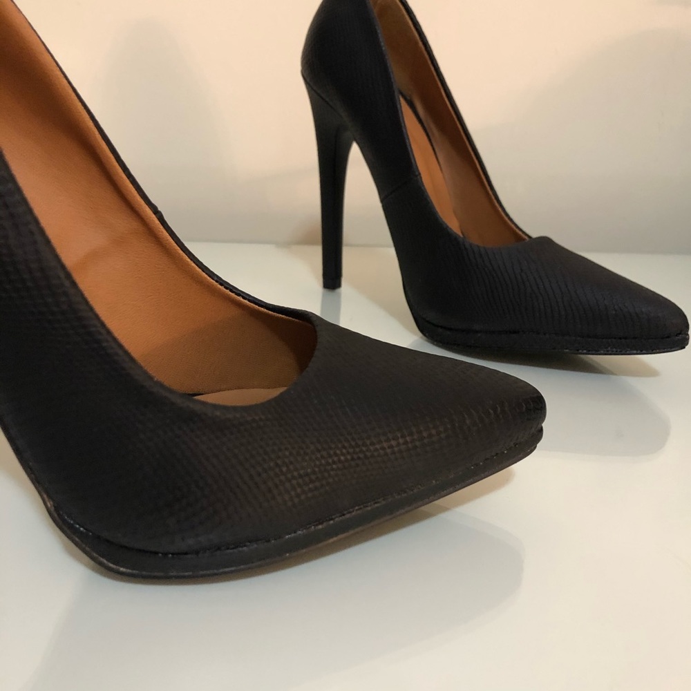 Black Pumps - Picture 4 of 4